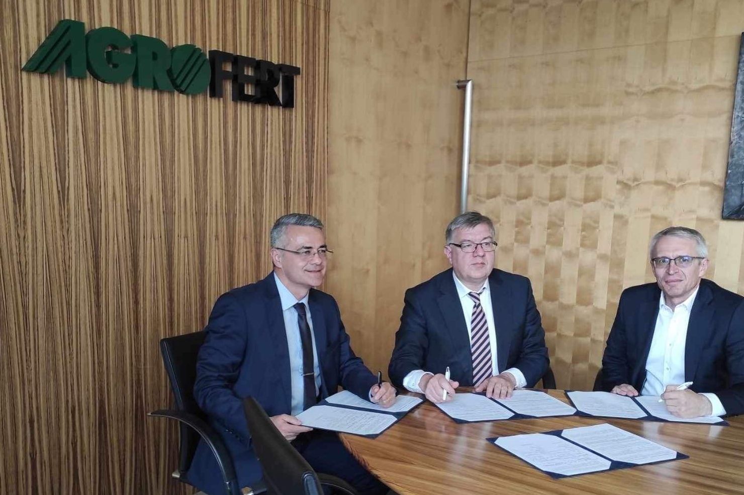 On behalf of Széchenyi István University, Dr Tamás Tóth, Dean of the Albert Kázmér Mosonmagyaróvár Faculty, on behalf of the Board of Directors of Agrofert, mgr. Dr Libor Nemecek and Petr Cingr signed the strategic cooperation agreement in Prague